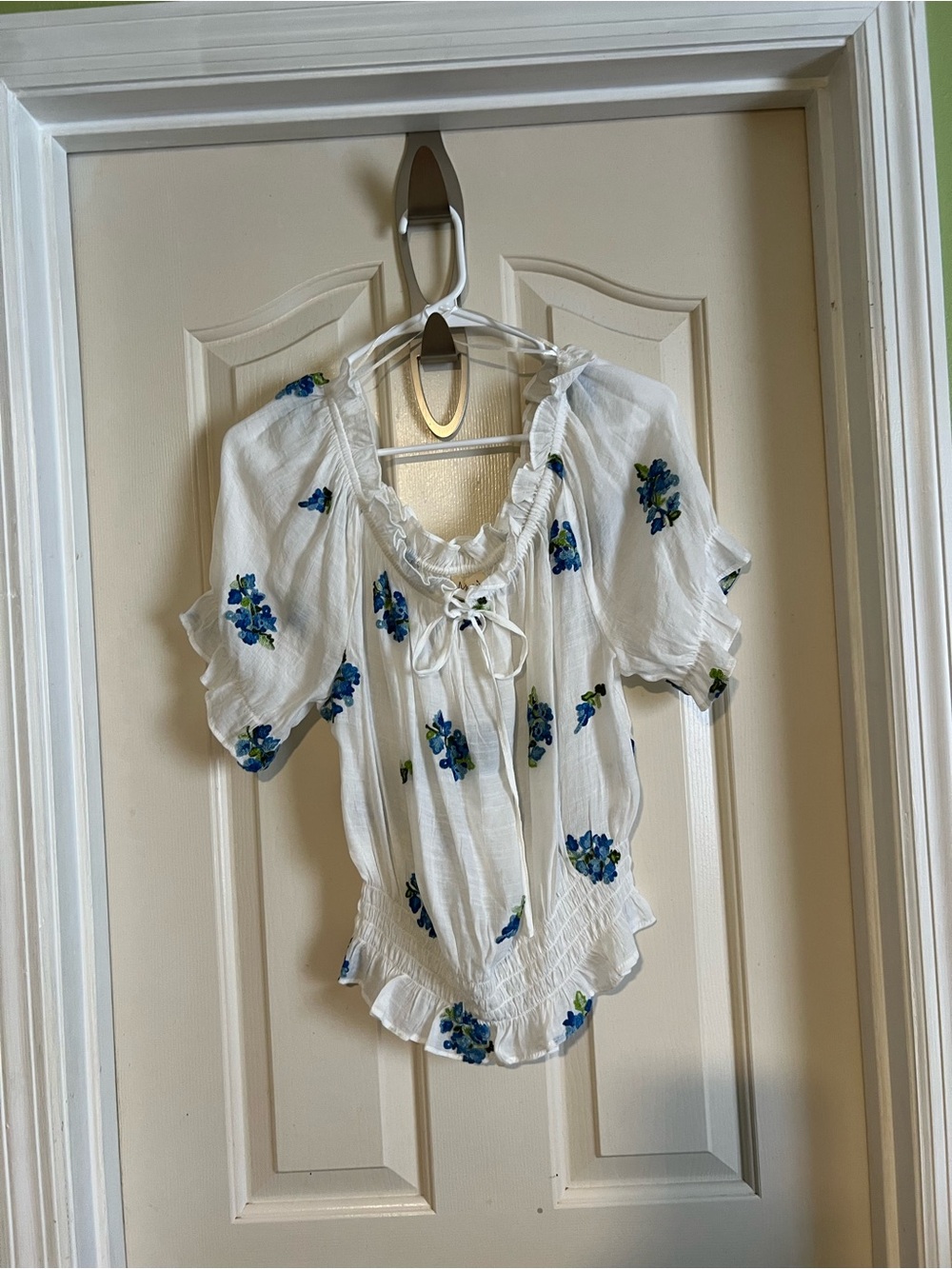 NWOT White Floral Tie-Front Peasant Top